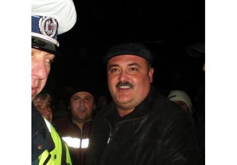 Localnicii din Oşorhei au acceptat să deblocheze drumul abia după ce primarul, Ioan Pop (foto), a ajuns în mijlocul lor şi le-a promis că le va asculta nemulţumirile